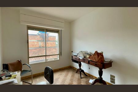 Casa à venda com 306m², 4 quartos e 4 vagas Casa à venda com 306m², 4 quartos e 4 vagasEscritório