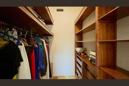 Casa à venda com 306m², 4 quartos e 4 vagas Casa à venda com 306m², 4 quartos e 4 vagasCloset da suíte