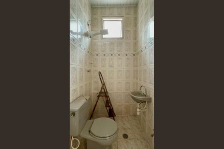 Casa à venda com 306m², 4 quartos e 4 vagas Casa à venda com 306m², 4 quartos e 4 vagasBanheiro da edícula