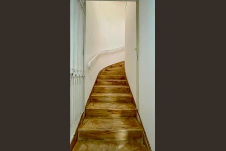 Casa à venda com 306m², 4 quartos e 4 vagas Casa à venda com 306m², 4 quartos e 4 vagasEscada