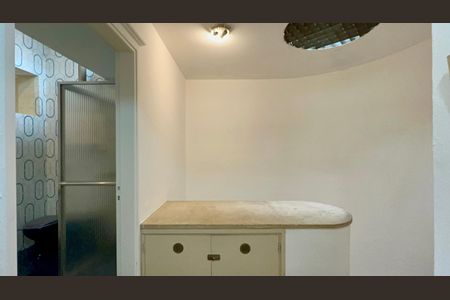 Casa à venda com 306m², 4 quartos e 4 vagas Casa à venda com 306m², 4 quartos e 4 vagasEscada