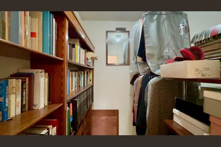 Casa à venda com 306m², 4 quartos e 4 vagas Casa à venda com 306m², 4 quartos e 4 vagasCloset da suíte