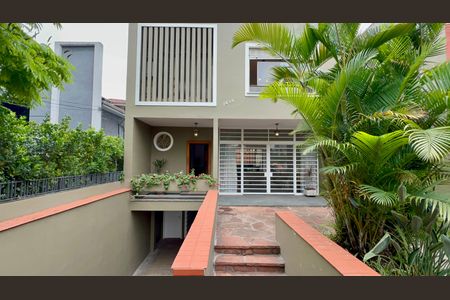 Casa à venda com 306m², 4 quartos e 4 vagas Casa à venda com 306m², 4 quartos e 4 vagasFachada