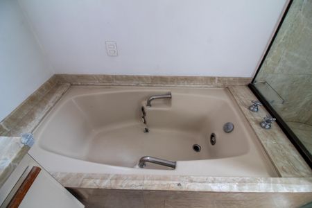 Apartamento à venda com 214m², 4 quartos e 3 vagasBanheiro da Suíte 1