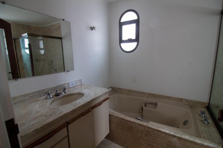 Apartamento à venda com 214m², 4 quartos e 3 vagasBanheiro da Suíte 1