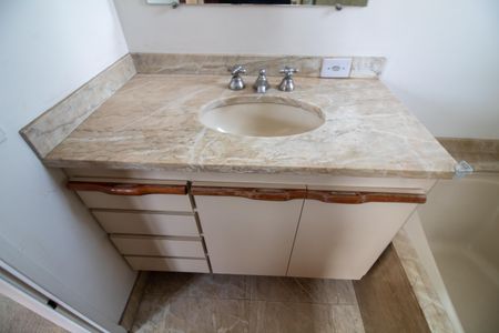 Apartamento à venda com 214m², 4 quartos e 3 vagasBanheiro da Suíte 1