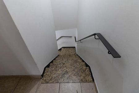 Casa à venda com 153m², 4 quartos e 3 vagas Casa à venda com 153m², 4 quartos e 3 vagasEscada
