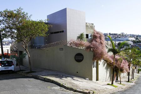 Casa para alugar com 400m², 4 quartos e 2 vagasFachada