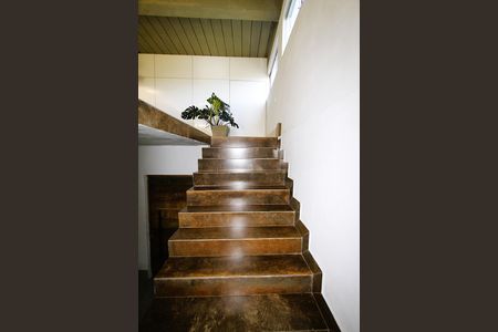 Casa para alugar com 400m², 4 quartos e 2 vagasEscada