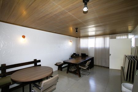 Casa para alugar com 400m², 4 quartos e 2 vagasEscritório