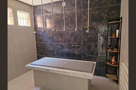 Banheiro de casa para alugar com NaN quartos, m² em Pacaembu, São Paulo