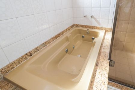 Casa à venda com 504m², 4 quartos e 8 vagasBanheiro da Suíte 1