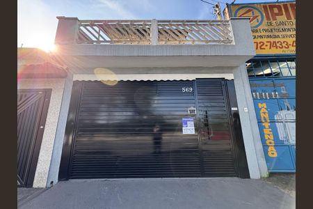 Casa à venda com 185m², 3 quartos e 2 vagas Casa à venda com 185m², 3 quartos e 2 vagasFachada