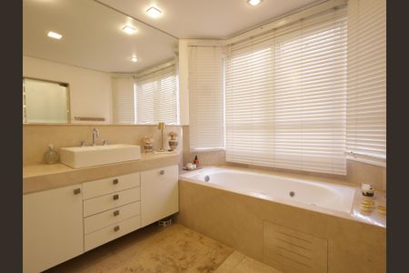 Apartamento à venda com 425m², 5 quartos e 6 vagasBanheiro da Suíte 4