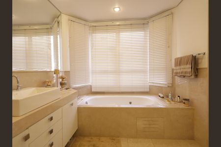 Apartamento à venda com 425m², 5 quartos e 6 vagasBanheiro da Suíte 4