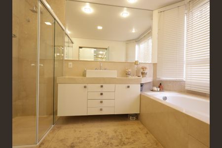 Apartamento à venda com 425m², 5 quartos e 6 vagasBanheiro da Suíte 4