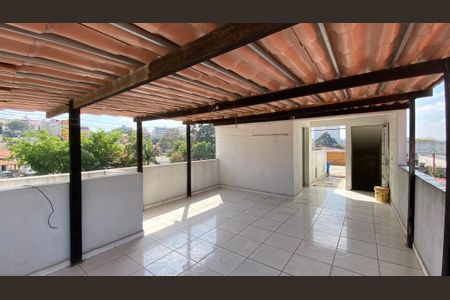 Casa à venda com 320m², 4 quartos e 9 vagas Casa à venda com 320m², 4 quartos e 9 vagasTerraço
