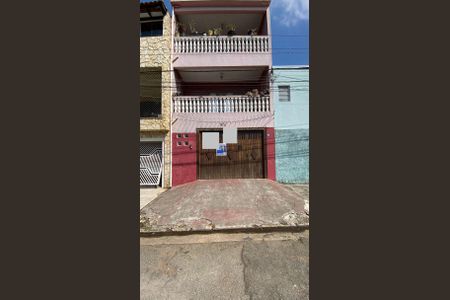 Casa à venda com 320m², 4 quartos e 9 vagas Casa à venda com 320m², 4 quartos e 9 vagasFachada