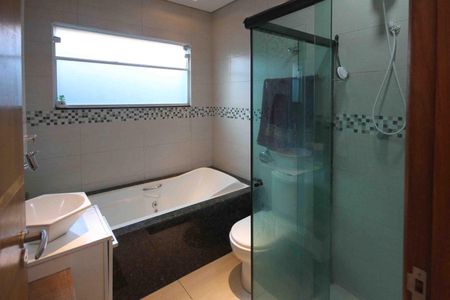 Casa à venda com 253m², 4 quartos e 2 vagas Casa à venda com 253m², 4 quartos e 2 vagasBanheiro da Suite 3