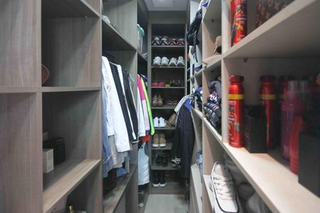 Casa à venda com 253m², 4 quartos e 2 vagas Casa à venda com 253m², 4 quartos e 2 vagasCloset Suite 3