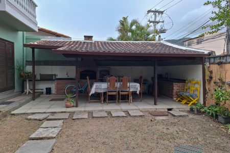 Casa à venda com 375m², 5 quartos e 3 vagas Casa à venda com 375m², 5 quartos e 3 vagasQuintal