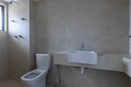 Apartamento à venda com 135m², 3 quartos e 2 vagasBanheiro da Suíte 1 