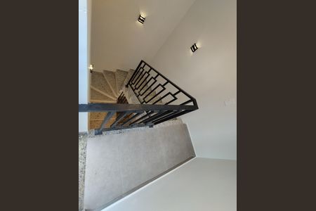 Casa para alugar com 100m², 2 quartos e 1 vagaEscadas
