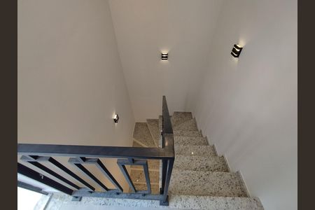Casa para alugar com 100m², 2 quartos e 1 vagaEscadas