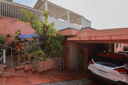 Casa à venda com 280m², 4 quartos e 4 vagasEntrada e jardim