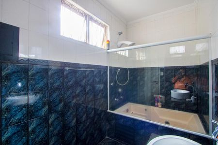 Casa à venda com 136m², 2 quartos e 2 vagasBanheiro do quarto 1