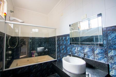 Casa à venda com 136m², 2 quartos e 2 vagasBanheiro do quarto 1