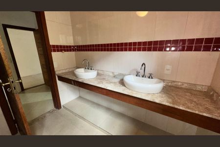 Casa à venda com 900m², 7 quartos e 4 vagasBanheiro da Suíte 1