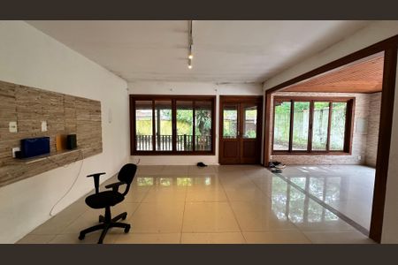 Sala de casa para alugar com 7 quartos, 900m² em Vargem Pequena, Rio de Janeiro
