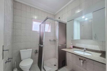 Casa de condomínio à venda com 239m², 4 quartos e 2 vagasBanheiro da Suíte