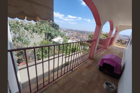 Casa à venda com 225m², 5 quartos e 2 vagasVaranda