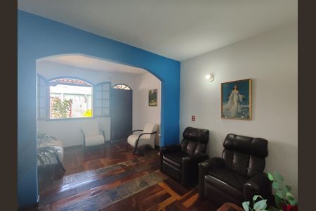 Casa à venda com 225m², 5 quartos e 2 vagasSala
