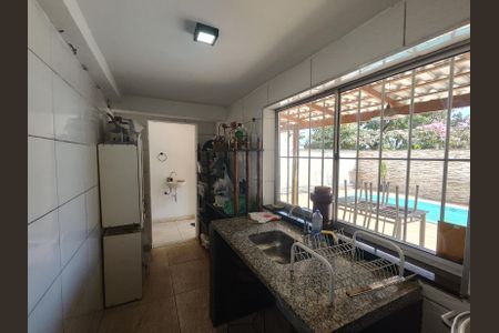 Casa à venda com 225m², 5 quartos e 2 vagasÁrea de Serviço 2