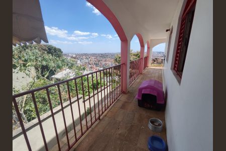 Casa à venda com 225m², 5 quartos e 2 vagasVaranda