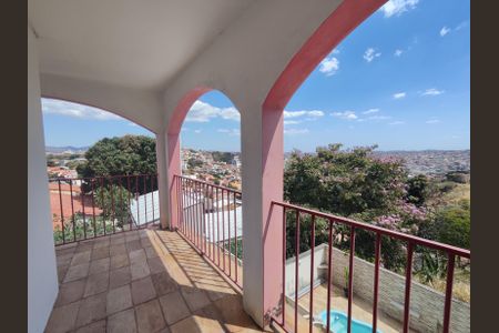 Casa à venda com 225m², 5 quartos e 2 vagasVaranda