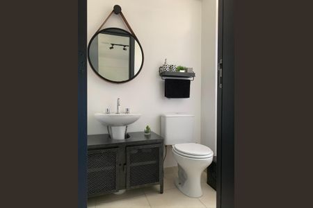 Banheiro de apartamento à venda com 2 quartos, 57m² em Santana, Porto Alegre