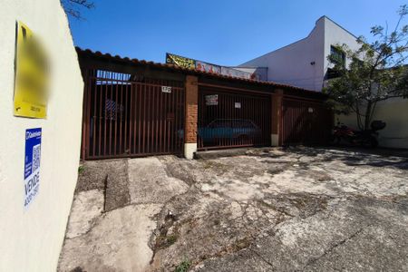 Casa à venda com 480m², 3 quartos e 4 vagas Casa à venda com 480m², 3 quartos e 4 vagasFachada