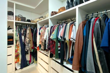 Apartamento à venda com 166m², 4 quartos e 4 vagasCloset da suíte 1