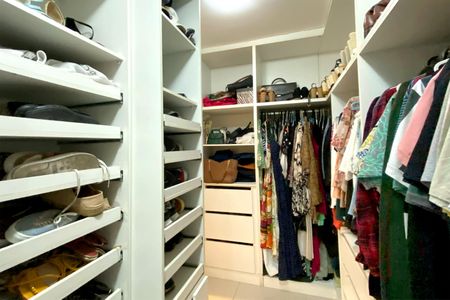Apartamento à venda com 166m², 4 quartos e 4 vagasCloset da suíte 1