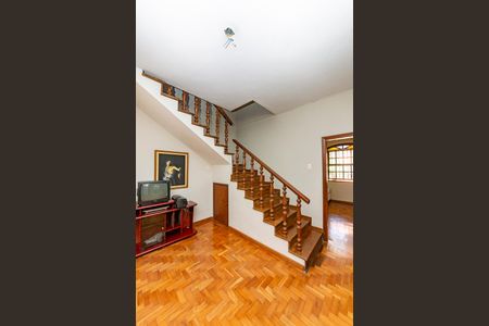 Casa à venda com 288m², 5 quartos e 4 vagasEscada