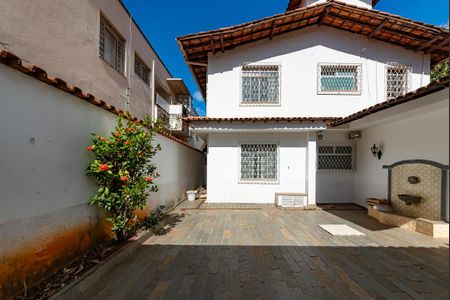 Casa à venda com 288m², 5 quartos e 4 vagasQuintal