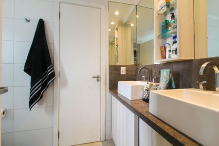 Apartamento à venda com 128m², 3 quartos e sem vagaBanheiro da Suíte 1 e 2