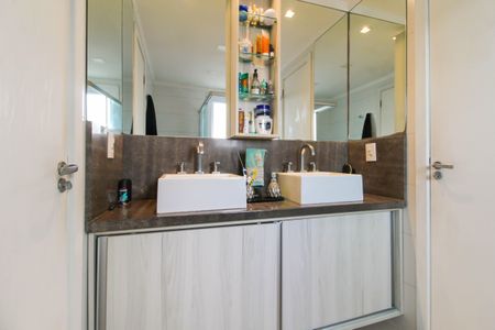 Apartamento à venda com 128m², 3 quartos e sem vagaBanheiro da Suíte 1 e 2