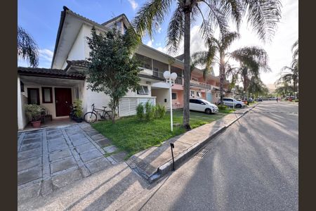 Casa de condomínio à venda com 140m², 3 quartos e 1 vagaFachada