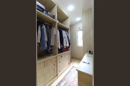 Casa à venda com 288m², 4 quartos e 3 vagasCloset da Suíte