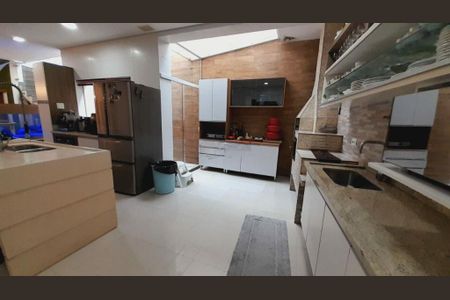 Casa à venda com 4 quartos, 300m² em Vila Santa Clara, São Paulo